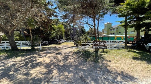 Estacionamiento cercado e iluminado